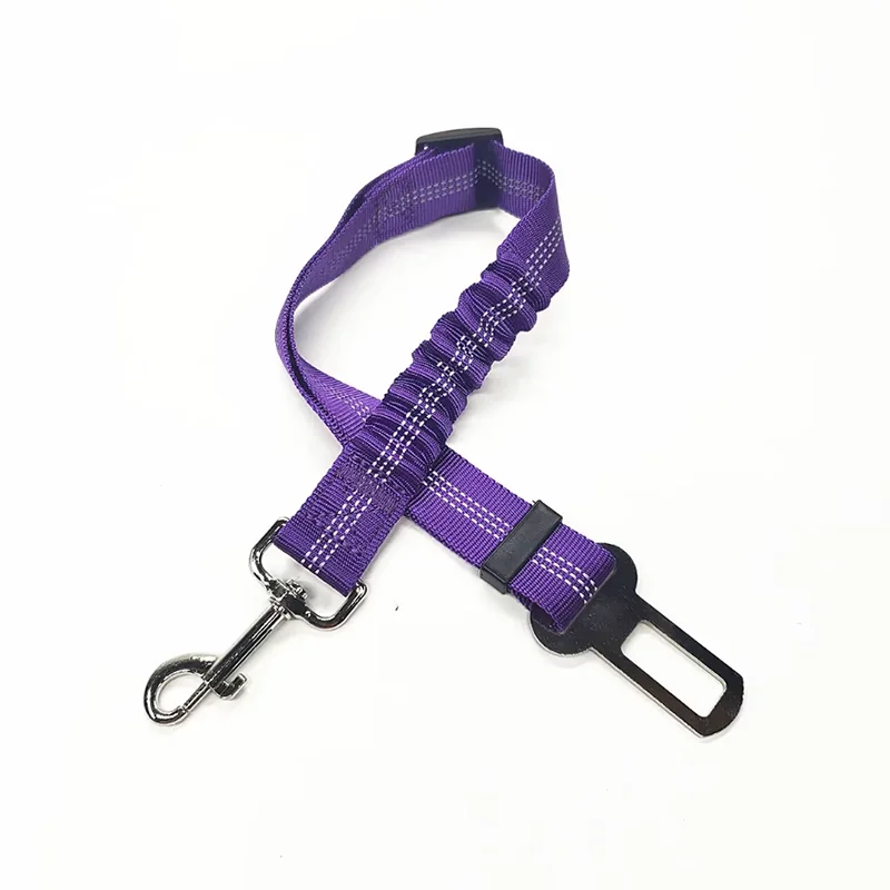 Lila verstellbares Hundesicherheitsgeschirr mit reflektierender Linie und Metallclip.