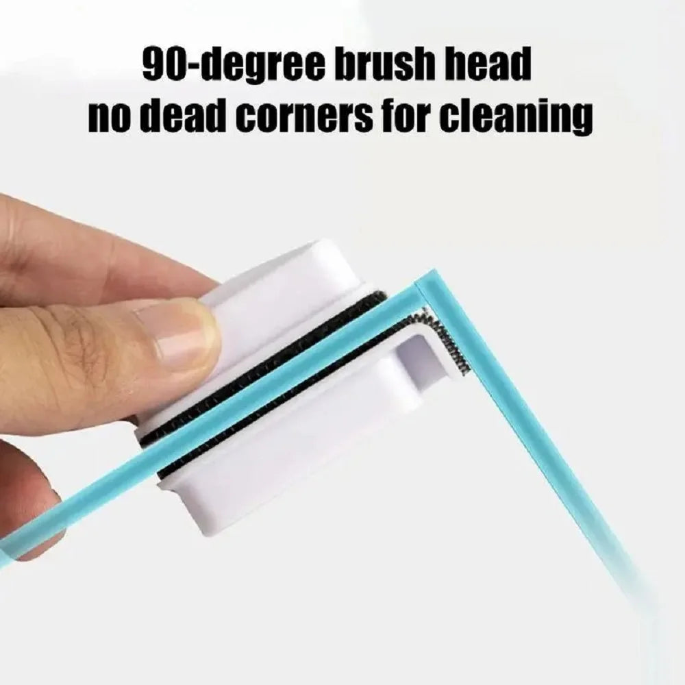 Une main tient un outil de nettoyage à tête de brosse à 90 degrés avec une poignée en plastique blanc et bleu.