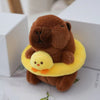 Braune Capybara-Plüschpuppe mit gelbem Hoodie und einem kleinen gelben Küken auf einer weißen Box.