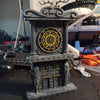 Tour d'horloge imprimée en 3D gris foncé avec cadran circulaire doré et détails architecturaux.