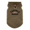 Veste pour chien marron et duveteuse avec fermeture à boucle en cuir.