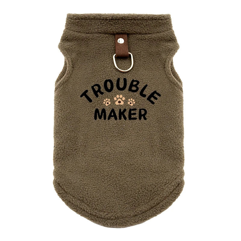 Veste pour chien marron et duveteuse avec fermeture à boucle en cuir.
