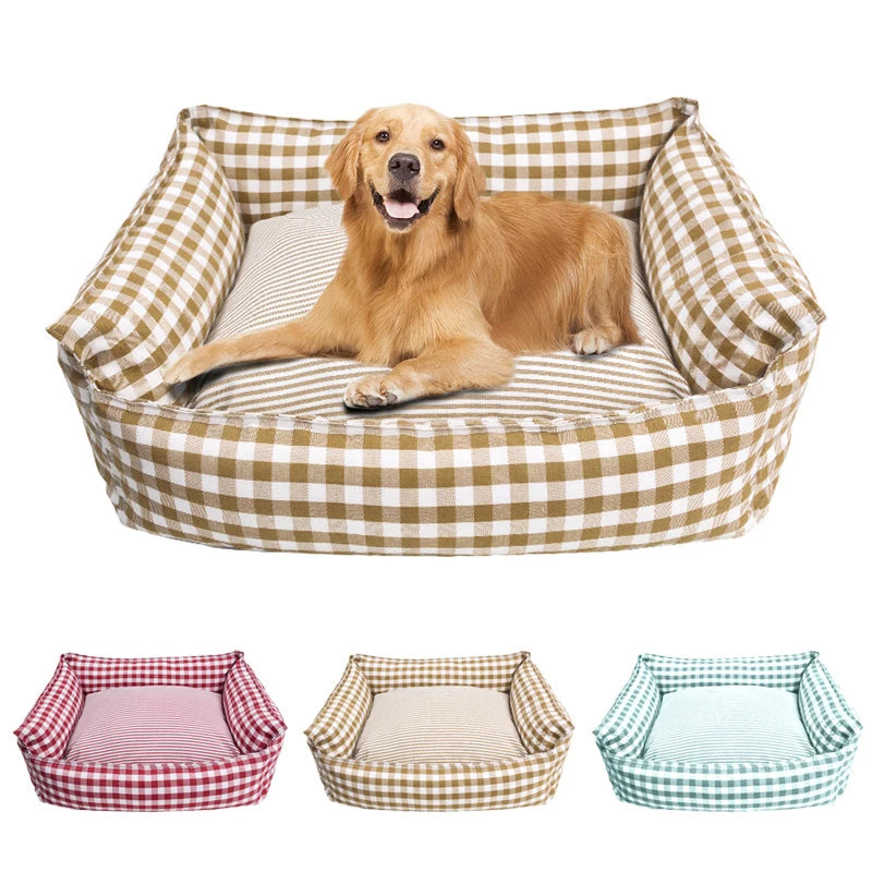 Un golden retriever est allongé dans un lit pour animaux à carreaux avec un coussin beige clair.
