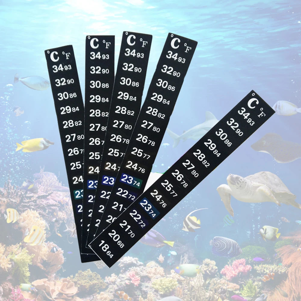Ein Streifen eines Aquariumthermometers mit Temperaturangaben in Grad Fahrenheit.