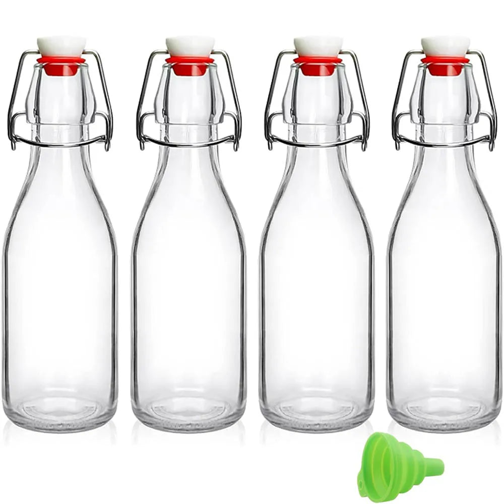 Quatre bouteilles à couvercle en verre clair avec des bouchons verts, vues sous différents angles