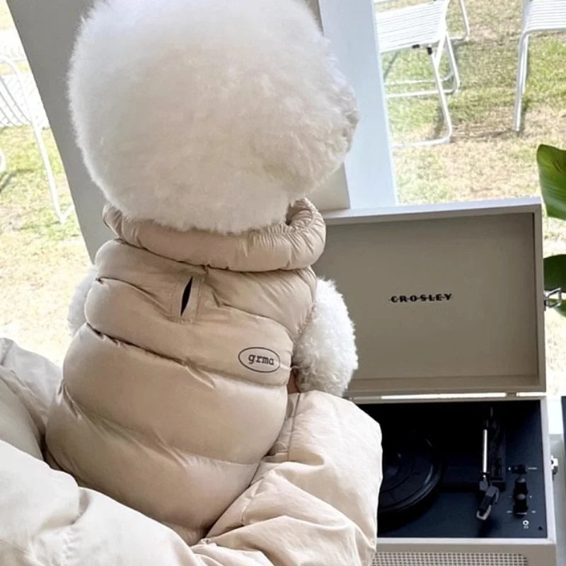 Ein flauschiger weißer Haustiermantel in Nahaufnahme vor einer hellen Box.
