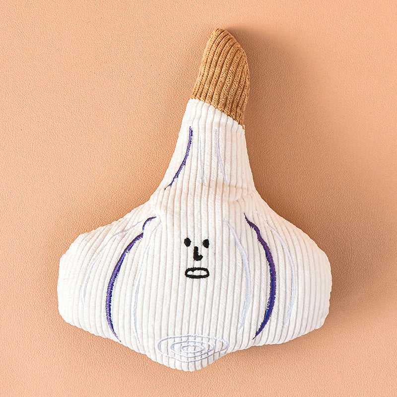 Jouet en peluche blanc en forme de légume, avec des rayures violettes et un haut brun et duveteux.