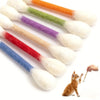 Ein Set bunter, flauschiger Katzenkaugummi-Spielzeuge mit natürlichem Katzenminze, einige werden von einem kleinen orangen Kä