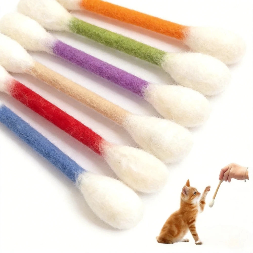 Ein Set bunter, flauschiger Katzenkaugummi-Spielzeuge mit natürlichem Katzenminze, einige werden von einem kleinen orangen Kä