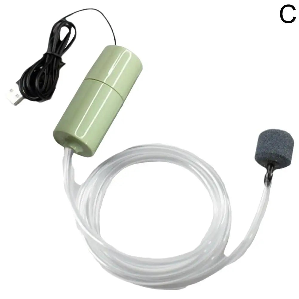 Pompe d'air mini aquarium USB vert clair avec pierre d'air et tuyau transparent.