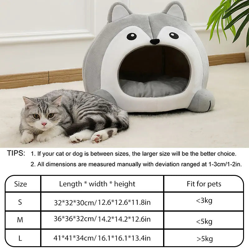 Un lit grotte en peluche gris pour chat avec un chat tigré qui se repose à l'intérieur.