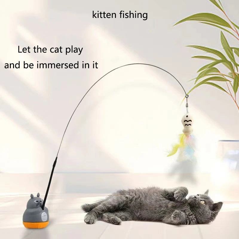 Eine Katze spielt mit einem interaktiven Angelspielzeug zum Fischen für Kätzchen.