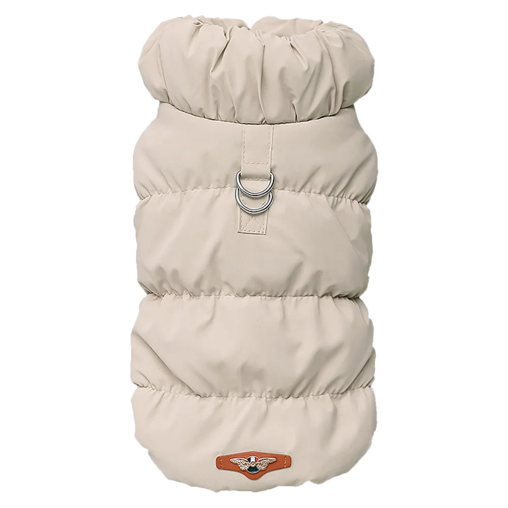 Manteau d'hiver beige rembourré avec sections matelassées et fermoir métallique.