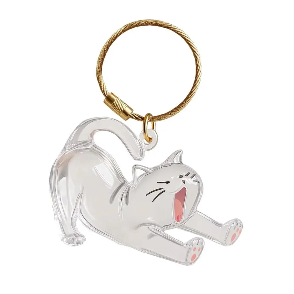 Klare, stilisierte Katzenfigur an einem goldfarbenen Schlüsselring.