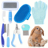 Tierpflege-Set mit blauer Bürste, Nagelscherer, Schere und blauem Handschuh neben einem Kaninchen.