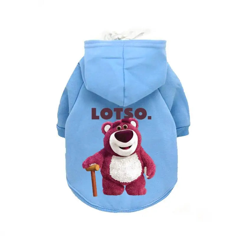 Chaqueta con capucha azul claro que presenta un personaje de panda rojo con un palo.