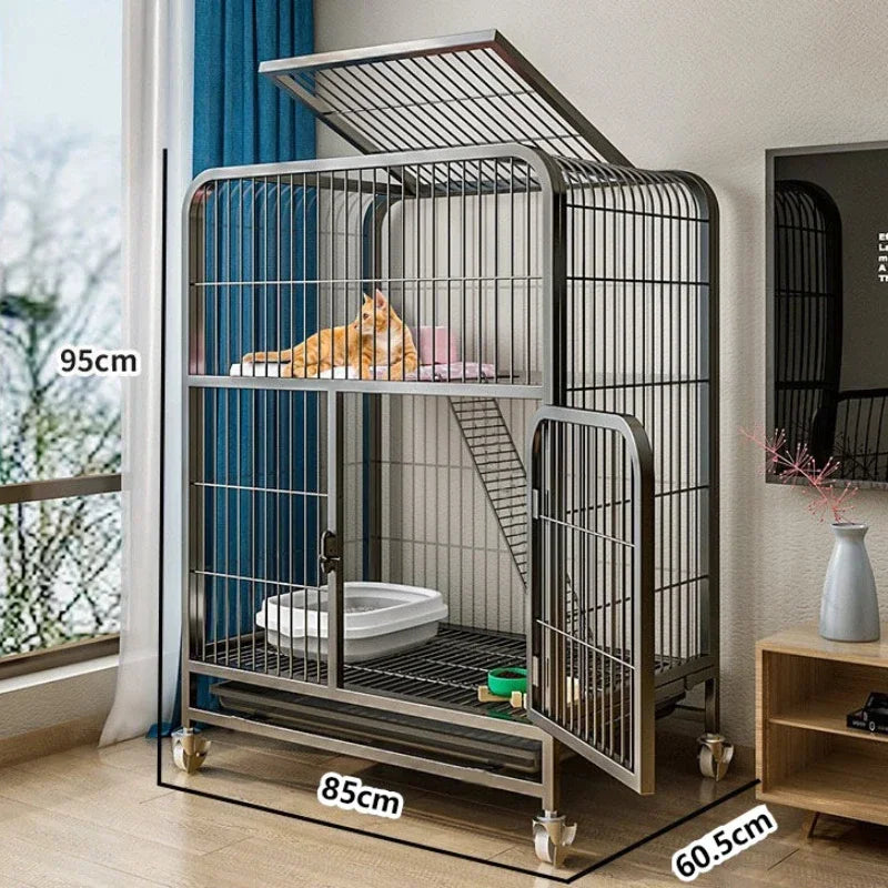 Cage pour chat en métal à deux étages avec panneaux en mailles, dans une pièce moderne.