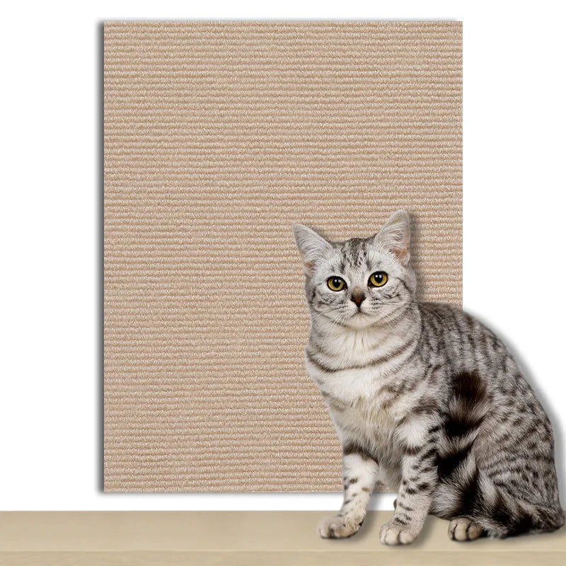 Un gato atigrado está sentado en una alfombrilla autoadhesiva beige diseñada para proteger muebles.
