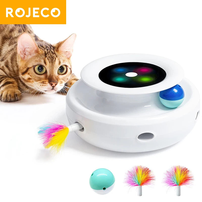 Weißer interaktiver Spielzeug für Katzen mit Feder und Ball, neben einer Katze.