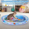 Eine tabby-Kitten spielt auf einer blauen, ozeanischen Matte für Haustiere.