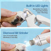 Eine Hand benutzt ein LED-Lichtwerkzeug, um eine Katzenpfote zu trimmen und zu glätten, gefolgt von einem Diamant-Fräser für 