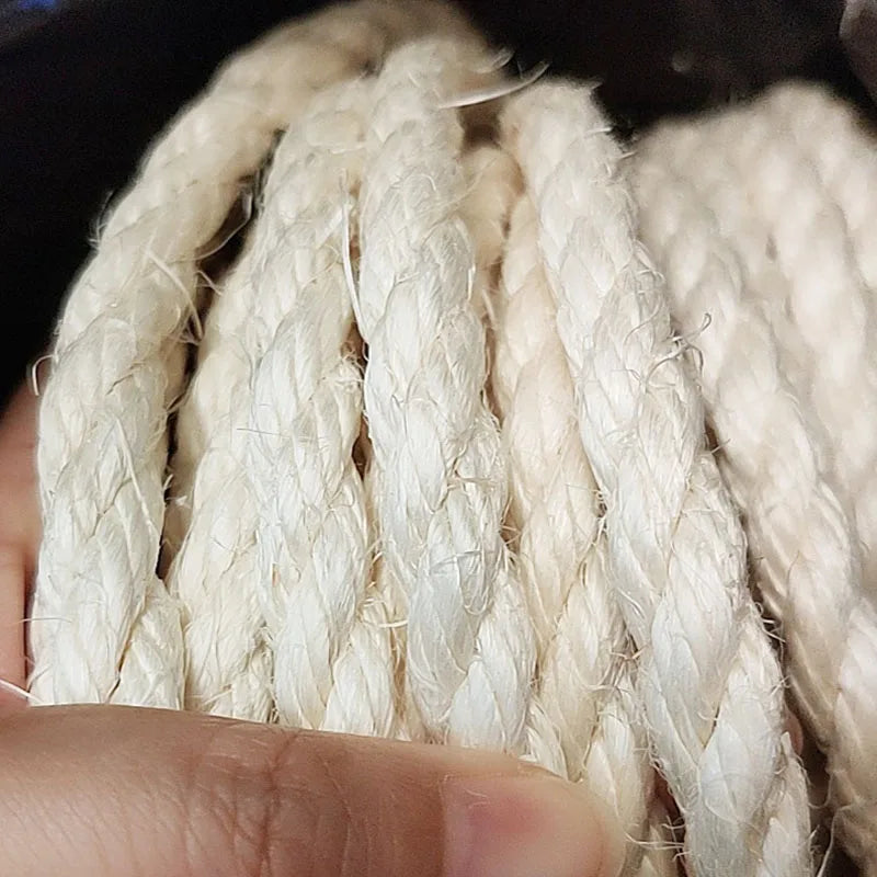 Nahaufnahme von natürlichen beige Sisal-Seilfasern, die Textur und Stränge zeigen.
