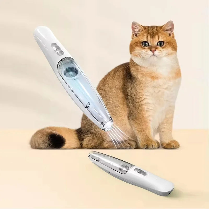 Ein flauschiger orange Kater sitzt neben einem weißen Haarschneider und Trimmer.
