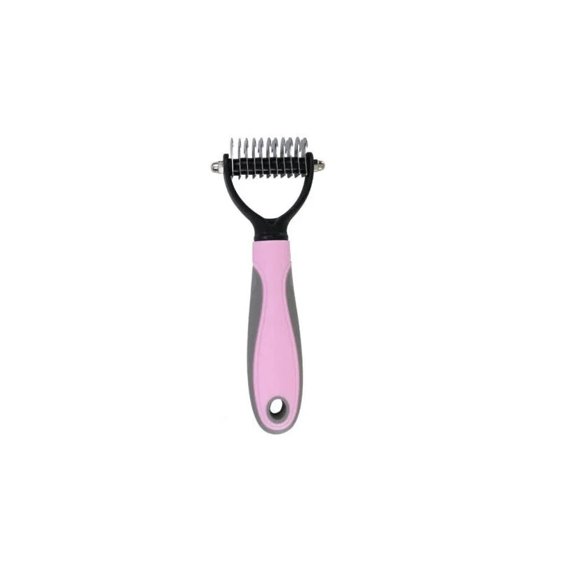 Brosse à pelage rose avec accessoire peigne noir.