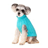 Un petit chiot tout doux portant un pull tricoté turquoise vif.