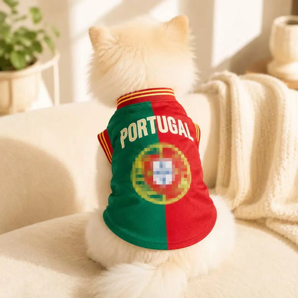 Flauschiger weißer Hund in einem portugiesischen Trikot in grün, rot und gelb