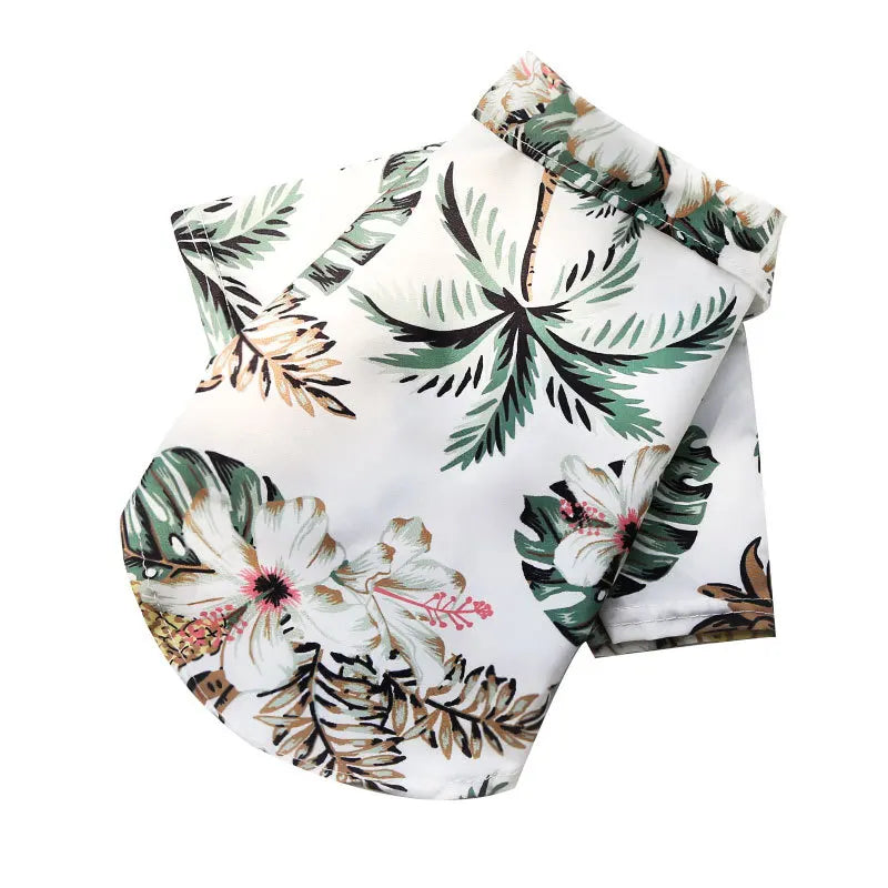 Chemise en tissu blanc avec imprimé de feuille tropicale en tons verts et bruns