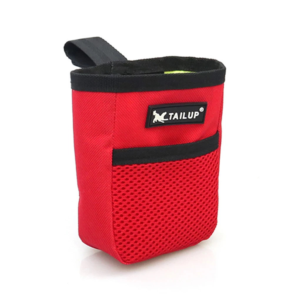 Sachet de récompense pour chien rouge avec bordure noire et poche en filet.