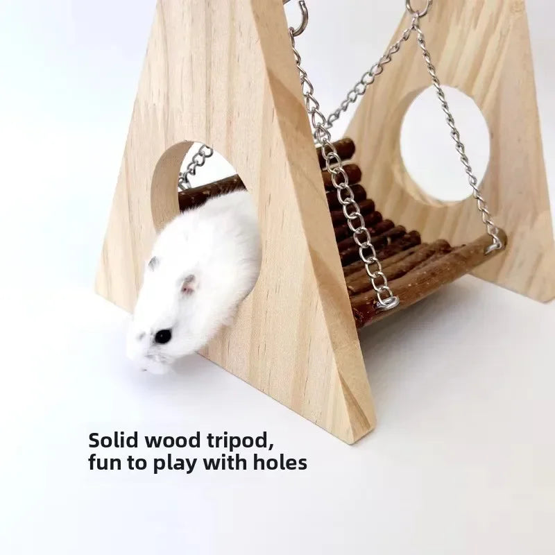 Un hamster blanc visible à l'intérieur d'un trépied en bois de pomme naturelle avec des chaînes et des trous métalliques.