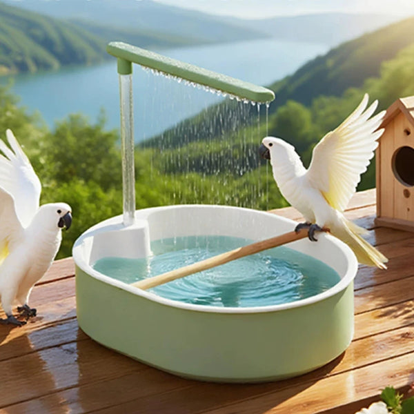 Une colombe blanche se baigne dans une fontaine de bain d'oiseaux automatique verte à l'extérieur.