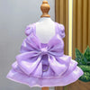 Lavendiges Satin-Haustierkleid auf einem Mannequin.