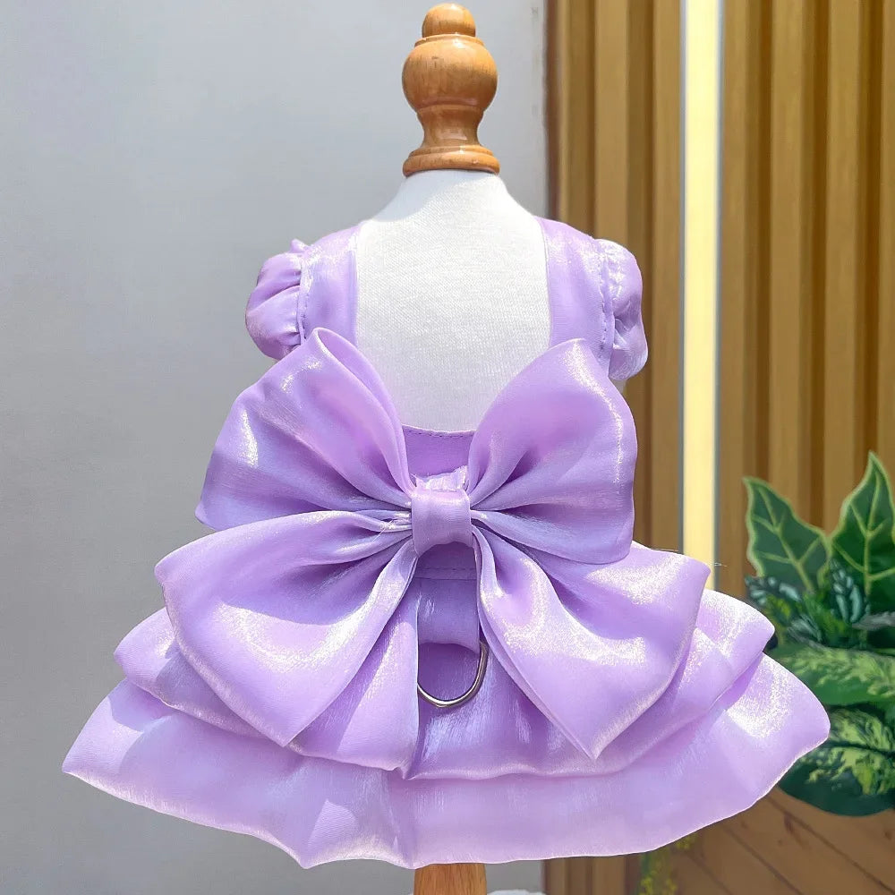 Lavendiges Satin-Haustierkleid auf einem Mannequin.