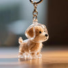 Une petite figurine de chien brun clair est attachée à un anneau de clé en argent.
