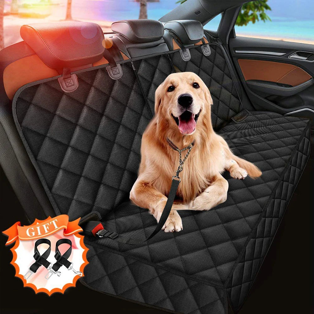 Un golden retriever assis sur un siège auto en hamac rembourré et imperméable noir dans un véhicule.