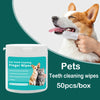 Hund leckt ein Fingerwipe-Produkt mit Pfote und Zahn