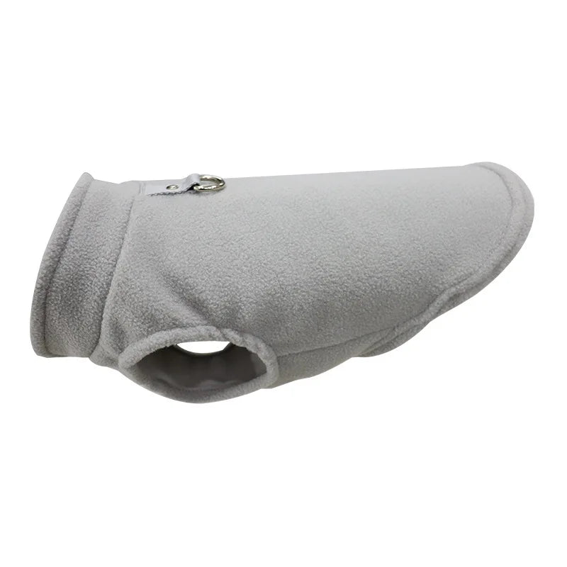Chaqueta de perro de forro suave gris claro con enganche D de correa metálica.