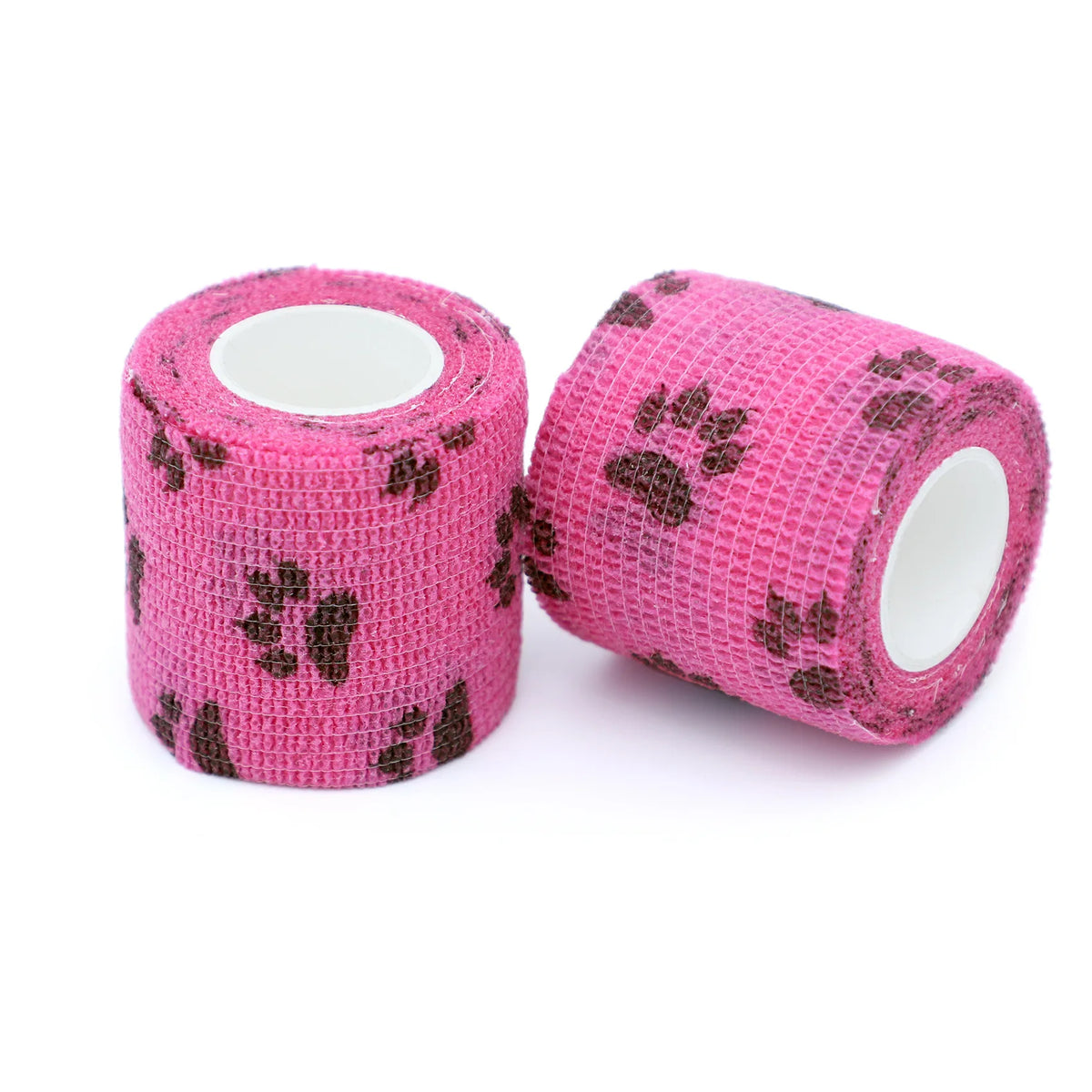Pinkes selbstklebendes Tattoo-Grip-Verband, aufgerollt, auf weißem Hintergrund