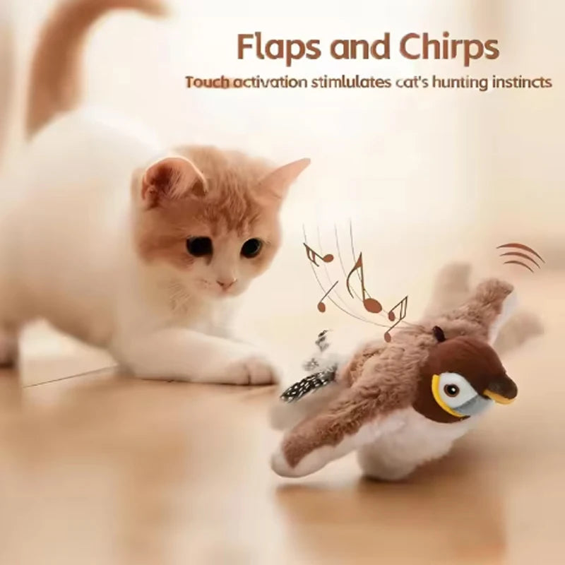 Un petit jouet de chat en forme d'oiseau interagit avec un chaton blanc.