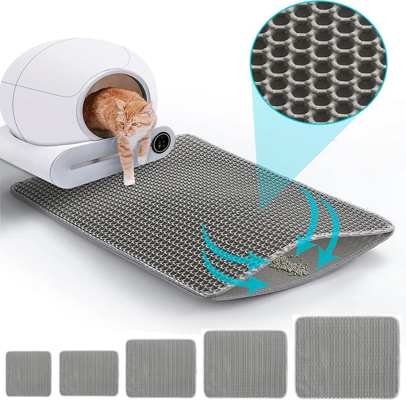 Un tapis à litière pour animaux blanc avec un chat regardant par une boîte, démontrant son usage.
