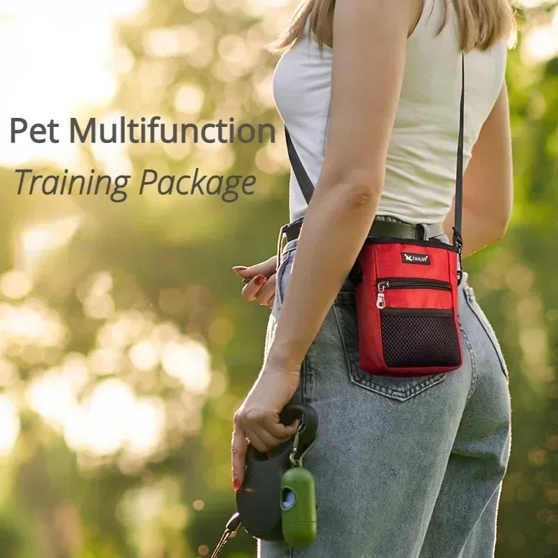 Eine Frau in Jeans hält ein rotes multifunktionales Trainingspaket für Haustiere mit einer grünen Leine.
