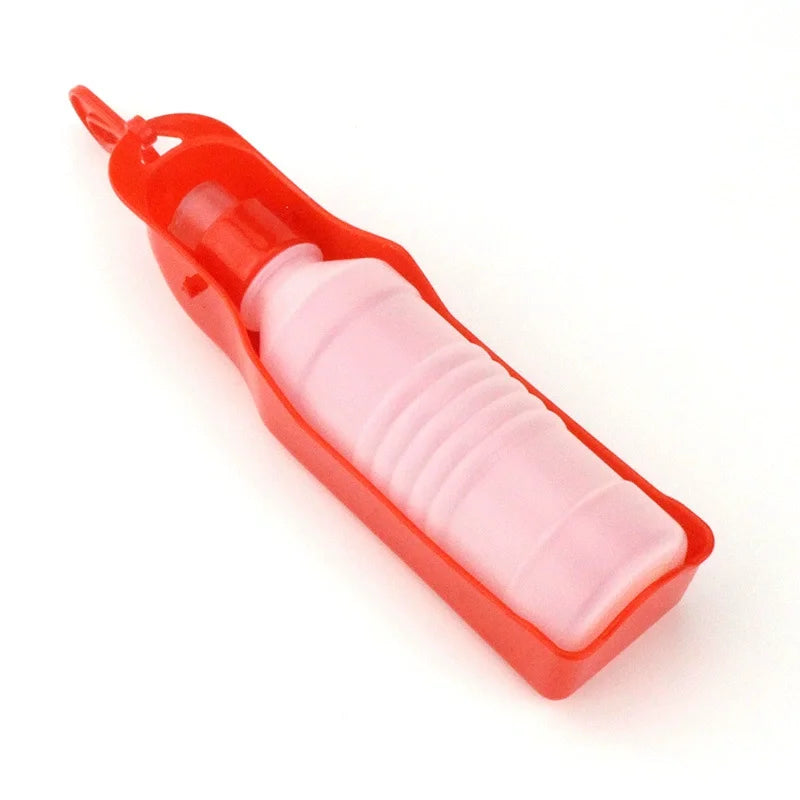 Rotes faltbares Wasserflasche für Haustiere mit rosa Ausgussmechanismus