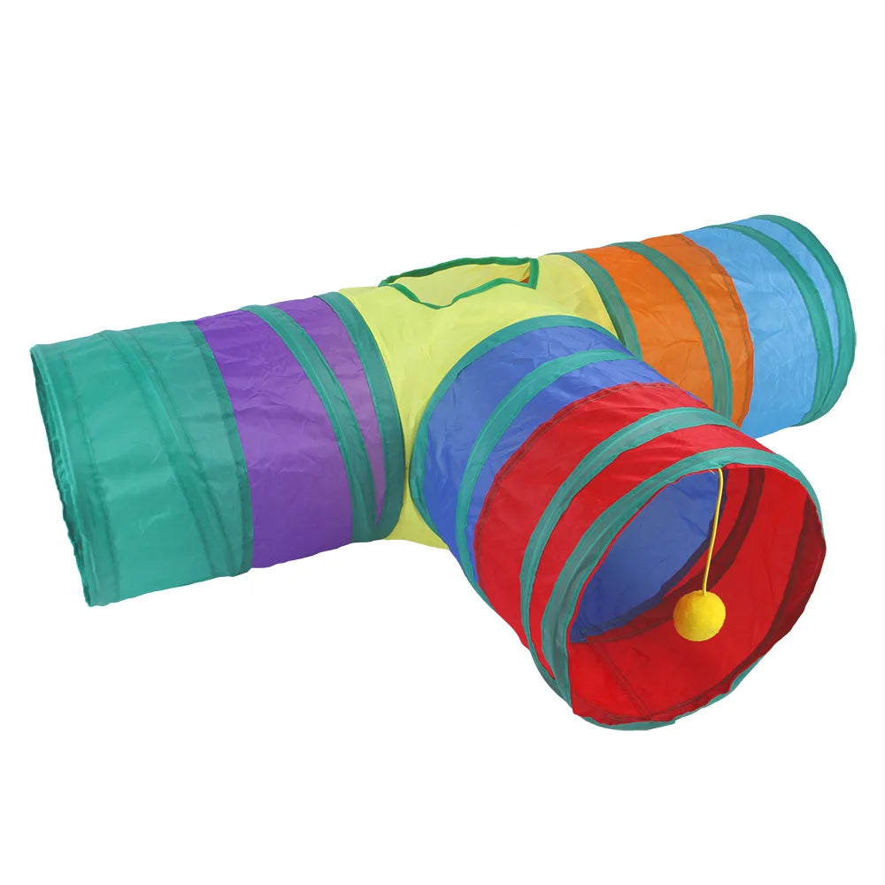Un tunnel chat en forme de S coloré et pliable avec des rayures vertes, violettes, jaunes, oranges et rouges.