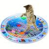 Eine tabby-Kitten steht auf einer farbenfrohen, versch spillsicheren Wasser-Sensormatte mit verschiedenen aquatischen und spi