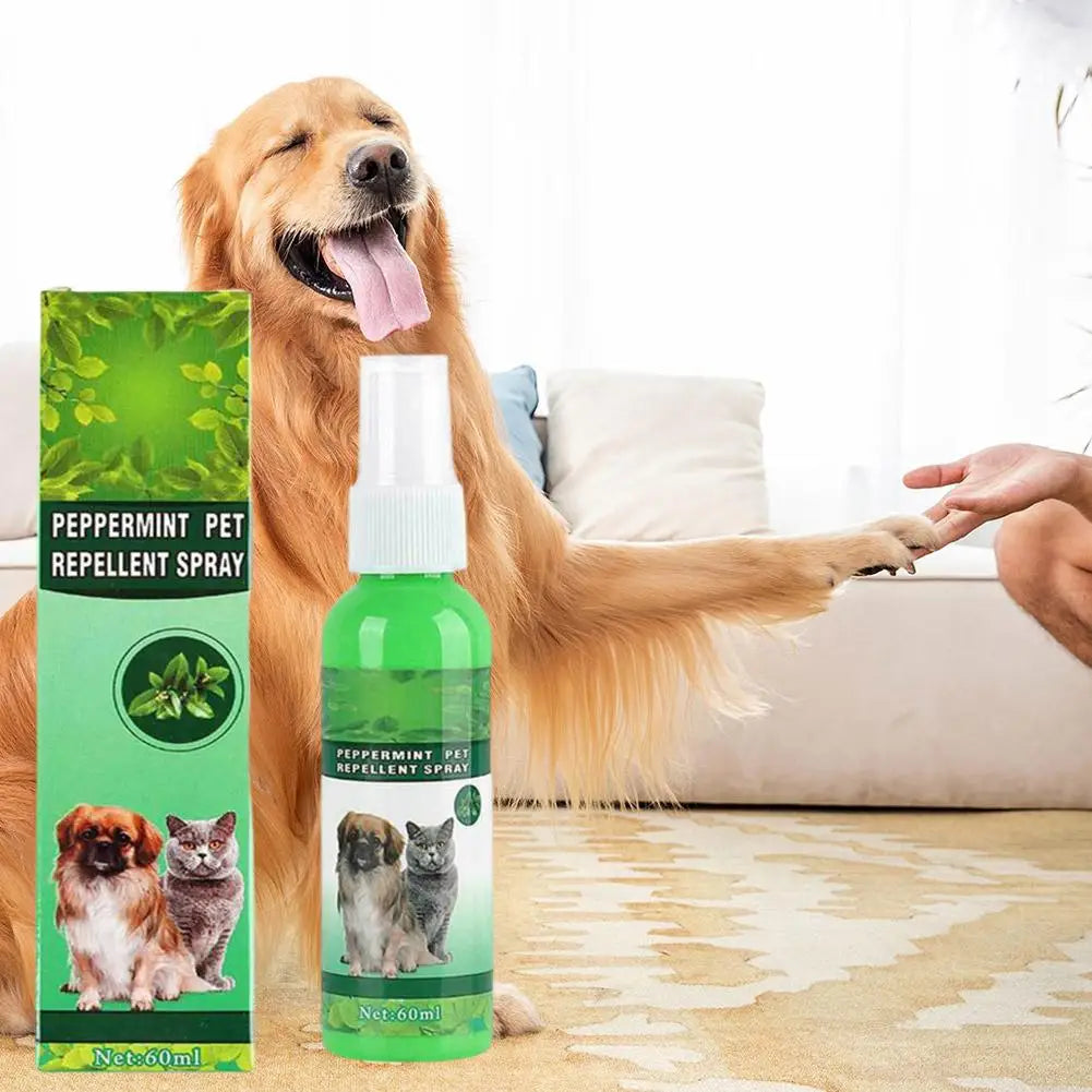 Un golden retriever junto a una botella de spray repelente para mascotas de menta con etiqueta verde y varios animales.