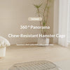 Käfig für Hamster mit 360-Grad-Panoramaansicht in hellem Innenraum.