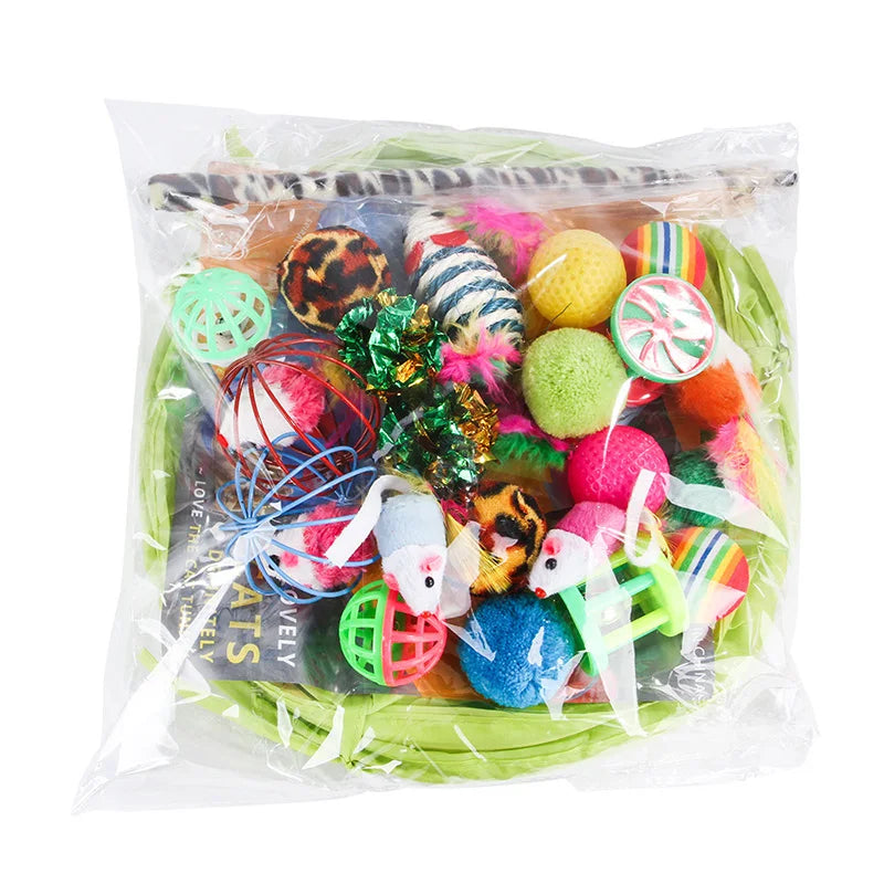 Un assortiment de jouets pour chats colorés, incluant des boules en sisal, des jouets à clochette et des souris.